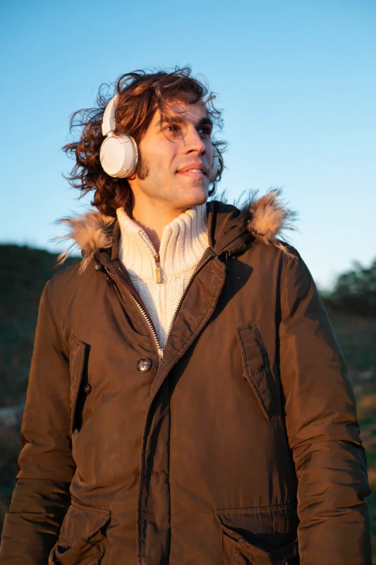 Молодой человек в парке коричневого цвета